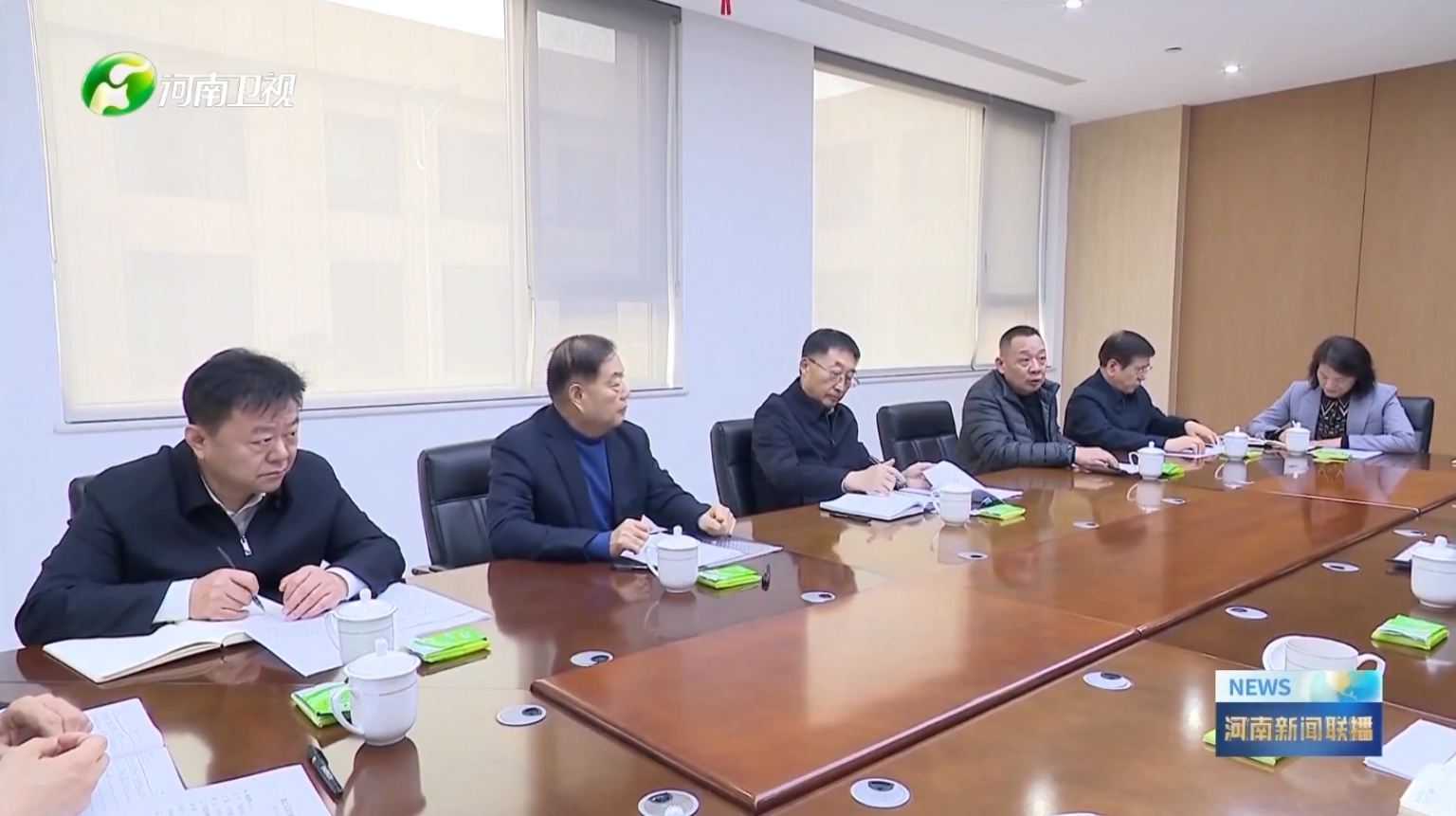 河南衛(wèi)視新聞聯(lián)播報(bào)道森源集團(tuán)黨委書記、創(chuàng)始人楚金甫參加省委書記劉寧在許昌召開的民營(yíng)企業(yè)座談會(huì)